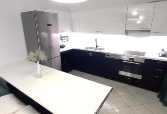 COZY LUXURY Appartment Near The City has Balcony rooms