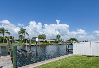 1053 Apollo Beach Blvd, Unit 3 has Balcony rooms