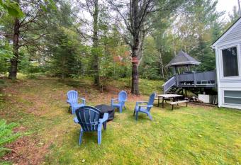 43TV peaceful mountain retreat fireplace firepit large yard WiFi has Balcony rooms