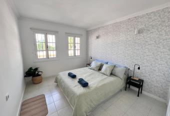 BRIGHT AND QUIET WINDSOR PARK APARTMENT allows 18 year olds to book a room