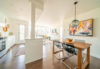 Sunset Beach Walk 2BD+2BA+1PRK Yaletown has rooms with a private hot tub