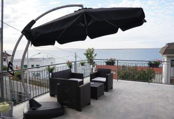 Piedigrotta b&b Luxury has rooms with a private hot tub