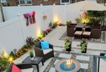 NYC-BROOKLYN. LUXURIOUS APT - YARD W/FIREPIT allows 18 year olds to book a room