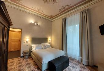 Villa Ghiron has rooms with a private hot tub