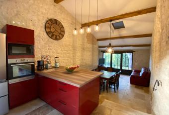 Appartement de plain pied avec jardin allows 18 year olds to book a room