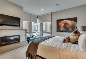 Premium Two Bedroom apartment hotel has rooms with a private hot tub