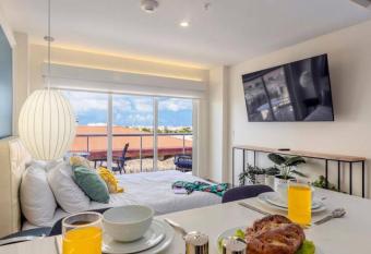 Best Downtown Aruba Vibes! has rooms with a private hot tub