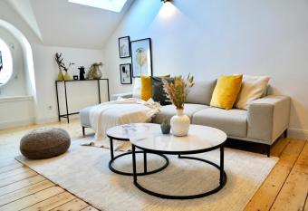 Luxuri  se Maisonette Wohnung im Szenenviertel allows 18 year olds to book a room