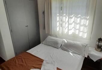 Casa de Hu  spedes Mu  iz sobre parque de 1000m2, 1 dormitorio, 20m2 cubiertos, ba  o con ducha, pileta cil  ndrica de 3x076 allows 18 year olds to book a room