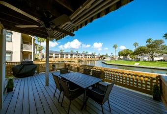 The BS Lake House has Balcony rooms