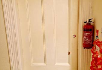 Cozy Master Room Plymouth allows 18 year olds to book a room