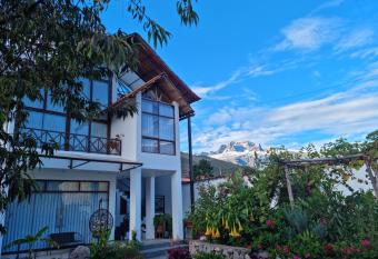 Flores de la Villa has Balcony rooms