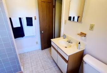 BELLE ON HARLEM has rooms with a private hot tub