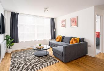 Contemporary City Centre Apartment With Parking allows 18 year olds to book a room