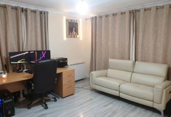 Your Home away from home in Leeds - on the Ring Rd has Smoking/Balcony rooms