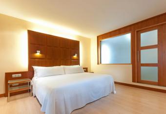 Port Azafata Valencia has rooms with a private hot tub