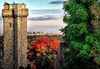 Donjon vue tour Eiffel - 5 min tram allows 18 year olds to book a room