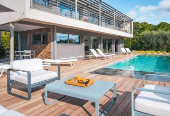 Villa Massane allows 18 year olds to book a room