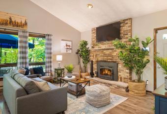 Modern Cabin w Indoor Pool Game Room & Fire Pit has Balcony rooms