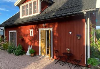 R  da huset allows 18 year olds to book a room