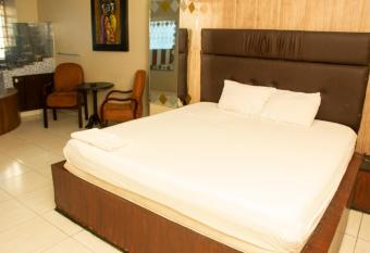 Hotel Queens allows 18 year olds to book a room