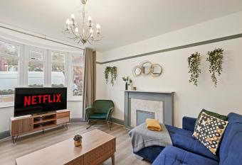 Beautiful Boutique House in Nottingham - Sleeps 15 allows 18 year olds to book a room
