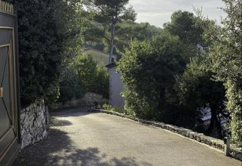 Grand 2/3 pieces, Terrasse. allows 18 year olds to book a room