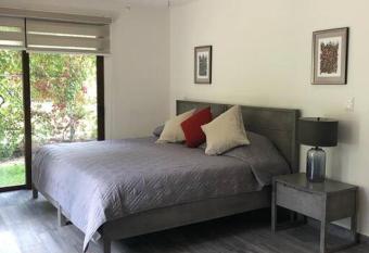 Hermosa Habitaci  n has rooms with a private hot tub