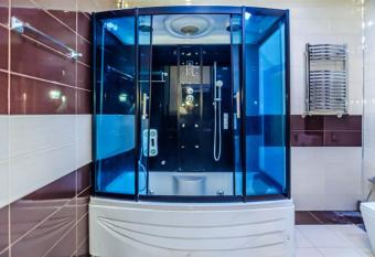 F1 Track & Sea View Apartment On Boston has Smoking/Balcony rooms