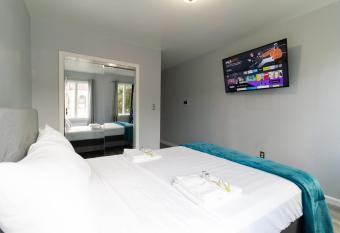 Stunning Private Room Suite 2 with Private Bathroom in Duplex Apartment in Brooklyn, NY allows 18 year olds to book a room