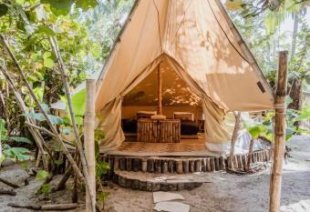 Lote 10 Glamping allows 18 year olds to book a room