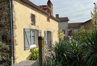 Foxys Moto bb allows 18 year olds to book a room