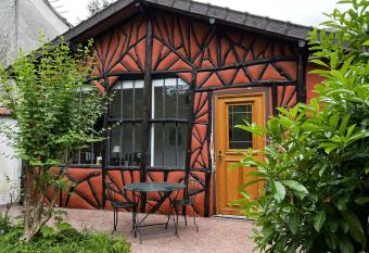 Charming independent guest house - Grand studio avec terrasse et jardin has Balcony rooms