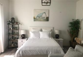 Beautiful Private Casita/Guesthouse w/ Kitchen, Access to Pool/Spa has rooms with a private hot tub