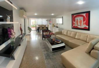 Hermosa casa en el barrio San Carlos has Balcony rooms