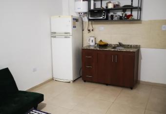 Dpto a 2 cuadras de parque de mayo/ estadio Aldo Cantoni has Balcony rooms