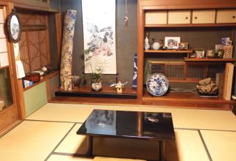 Traditional Japanese House with beautiful garden allows 18 year olds to book a room