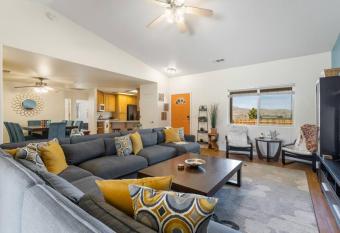 The Colorful Cactus bu Hi Desert Dwellings come Relax with a Hot Tub BBQ and Fire Pit allows 18 year olds to book a room