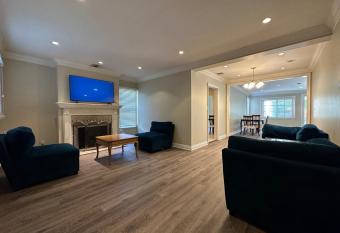 Burbank/Hollywood Palm House has Balcony rooms