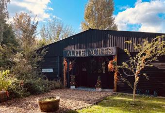 Large Private Cabin, Pool, Hot Tub, in 5 Acres has rooms with a private hot tub