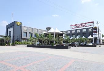 Hotel Maple Tree Inn allows 18 year olds to book a room