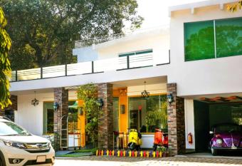 Lawrence View Hotel has Balcony rooms