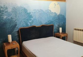 Adorable chalet pr  s de la for  t. Coin tranquille. has Balcony rooms