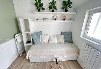 Magnifique Studio    30 min de La D  fense has Balcony rooms