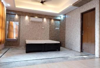 GENESIS HOUSE has Balcony rooms