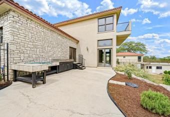 Blue Water Guest House has Balcony rooms
