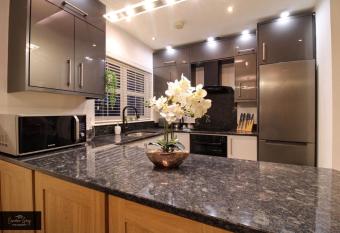 Nice 2 bed house, office, Wi-Fi, free parking allows 18 year olds to book a room