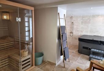 Nalan Orrygeois, 6 pers, Ast  rix, CDG, CHANTILLY allows 18 year olds to book a room