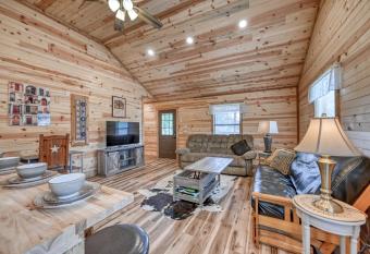 Cozy Cabin Firepit and Grill 10 mins to Main St has Balcony rooms