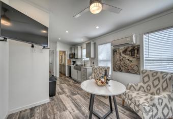 Quaint Tiny Home w-Resort Amenities-1 Mi to Fred! has Balcony rooms